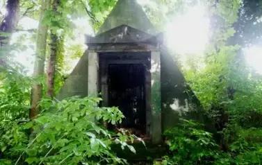 Grobowiec Piramida w Piotrowicach