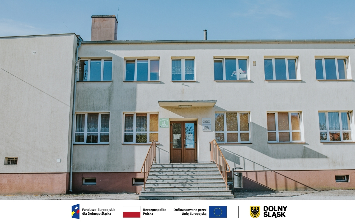 Przebudowa sali widowiskowej i&nbsp;pomieszczeń Gminnego Ośrodka Kultury  w&nbsp;Kostomłotach wraz  z&nbsp;zagospodarowaniem terenu