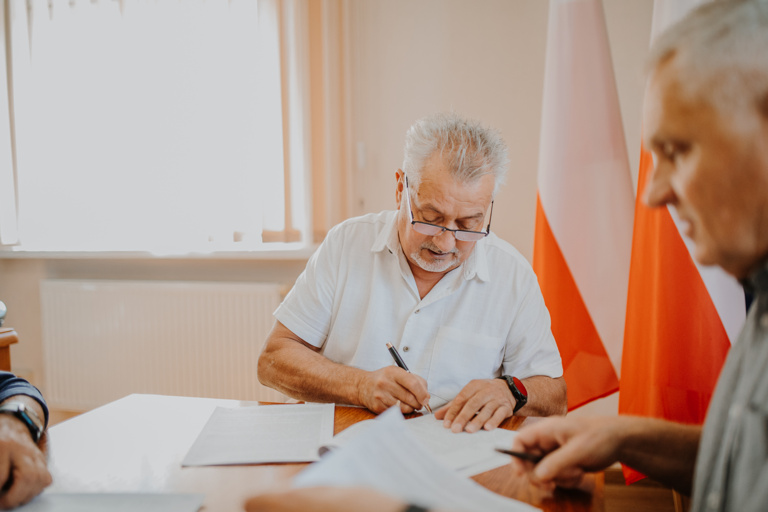Umowa na&nbsp;przebudowę boiska sportowego w&nbsp;miejscowości Karczyce podpisana!
