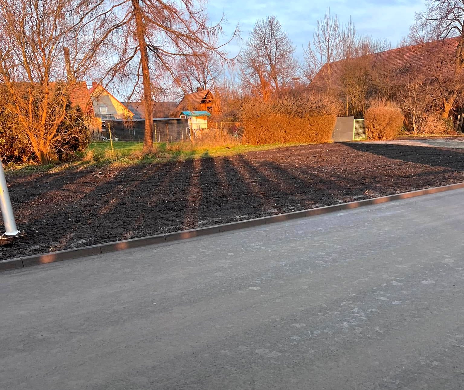 ULICA AKACJOWA W KOSTOMŁOATCH 