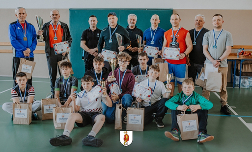 Turniej Tenisa Stołowego o Puchar Wójta Gminy Kostomłoty 2026, zawodnicy, puchary, wójt